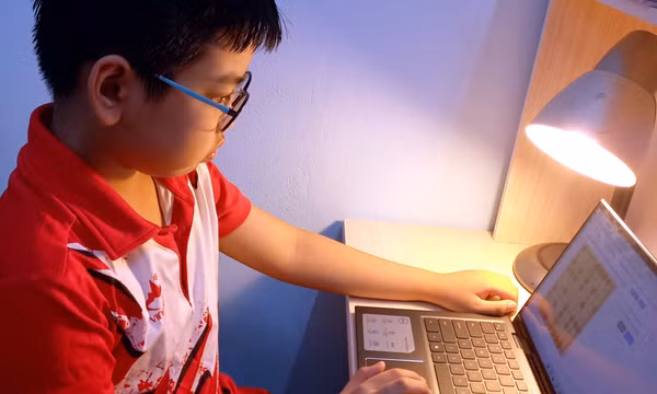 Kỳ thủ "nhí" đam mê cờ online