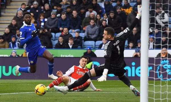 Martinelli giúp Arsenal giữ đỉnh bảng