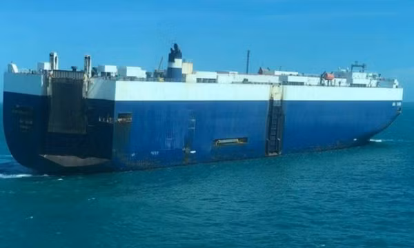 Tàu nước ngoài chở hơn 4.500 ôtô phát cháy trên biển Vũng Tàu