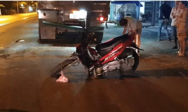TP.HCM: Xe máy tông đuôi xe đầu kéo, hai thanh niên tử vong