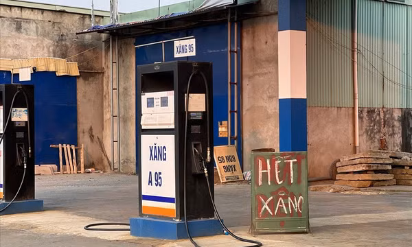 Doanh nghiệp xăng dầu “lỗ chồng lỗ”