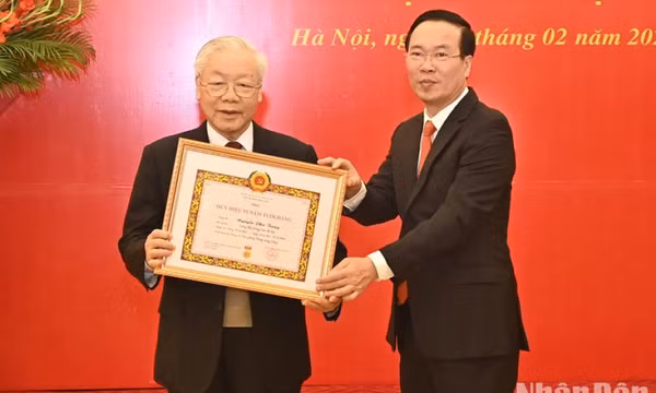 Tổng Bí thư Nguyễn Phú Trọng nhận Huy hiệu 55 năm tuổi Đảng