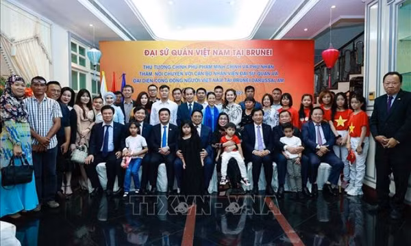 Thủ tướng Phạm Minh Chính gặp gỡ cộng đồng người Việt Nam tại Brunei