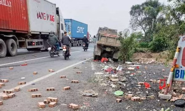 Tai nạn giữa xe chở gạch và container: Người phụ nữ bán xôi tiên lượng xấu