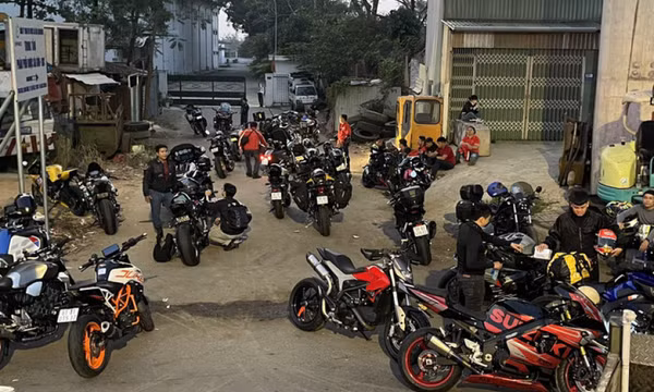 Cả trăm xe 'đại hội mô tô khủng' lao vào đường cấm bị chặn bắt