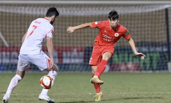 Cầu thủ CAHN bị cấm ba trận vì đạp Hoàng Đức