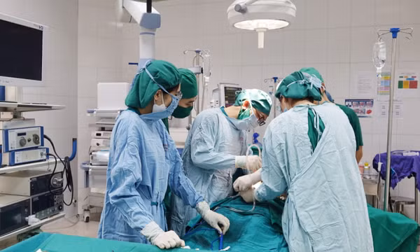 Phẫu thuật bóc tách thành công khối u buồng trứng “khủng” 6,5kg 