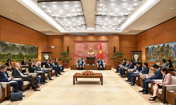 Chủ tịch Quốc hội Vương Đình Huệ tiếp Chủ tịch Ủy ban Đối ngoại Nghị viện châu Âu David McAllister