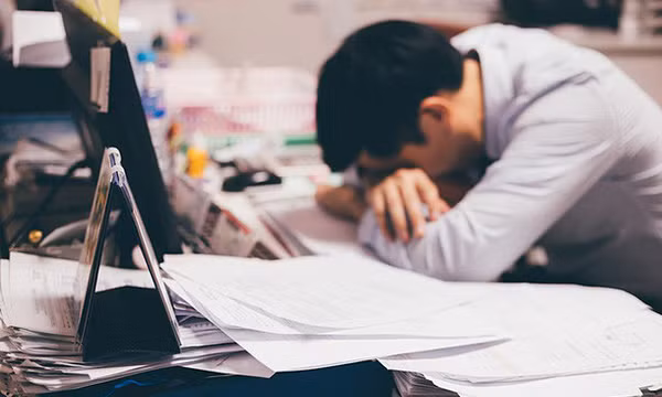 Vì sao dân văn phòng dễ đau dạ dày?