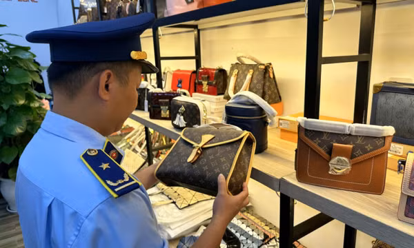 Trưng bày hàng giả nhãn hiệu Louis Vuitton, Chanel, Gucci… rồi hét giá "trên trời"