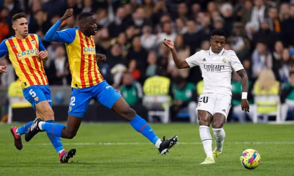 Benzema giúp Real bám đuổi Barca