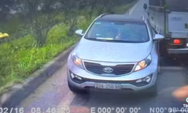 Phạt nữ tài xế ô tô đi ngược chiều trên cao tốc Hà Nội - Bắc Giang