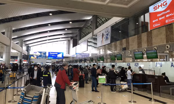 Làm rõ vụ cán bộ hải quan yêu cầu khách xuống máy bay xóa bài Facebook