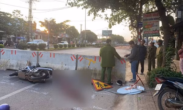 Tông vào barie chắn công trình, nam thanh niên tử vong tại chỗ