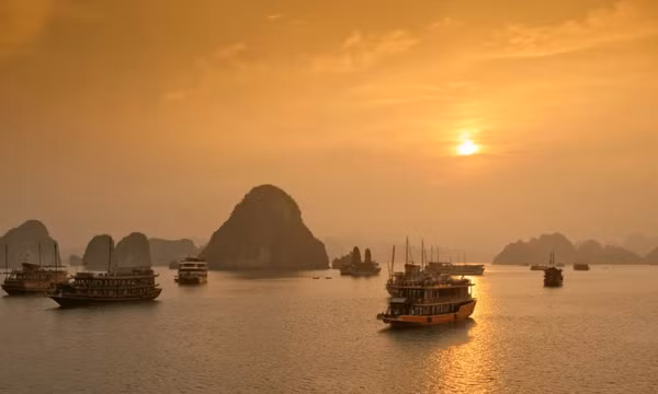 Vịnh Hạ Long là điểm ngắm bình minh và hoàng hôn tuyệt nhất Châu Á