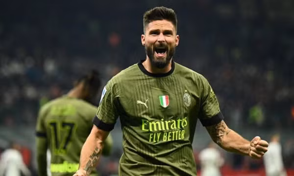 Giroud đưa Milan trở lại Top 4 Serie A