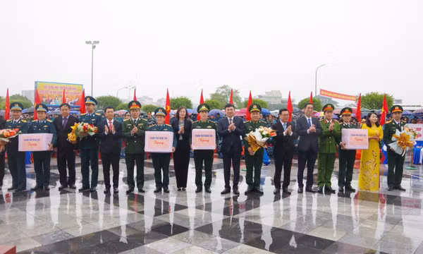 Hội LHPN các cấp tặng trên 2.600 suất quà động viên tân binh lên đường nhập ngũ