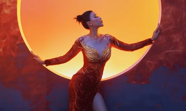 Hoàng Oanh: 'Tôi hồi sinh sau ly hôn'