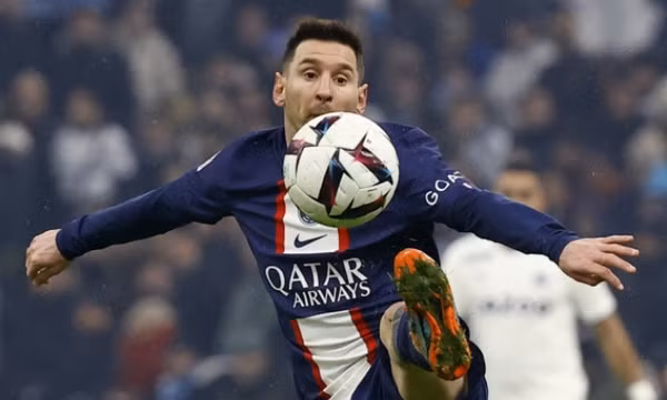 Messi sắp vượt mặt Ronaldo