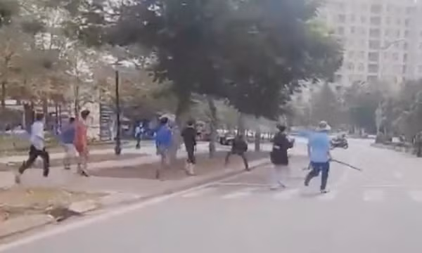 Tên cướp đâm trọng thương hai người truy bắt