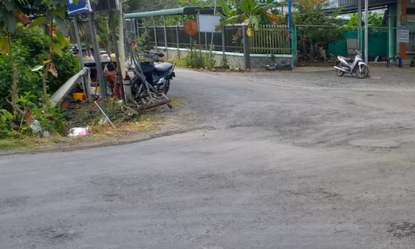 Đi cà phê với bạn trai mới, cô gái bị bạn trai cũ ra tay bằng búa