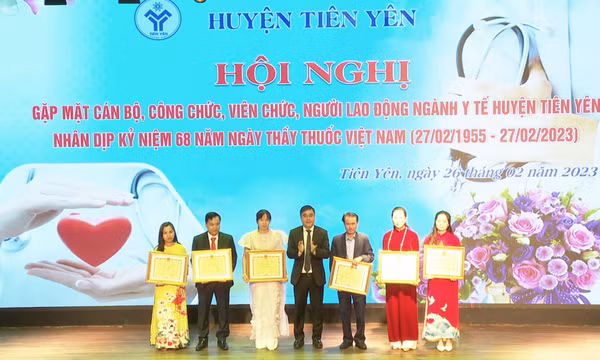 Tiên Yên gặp mặt cán bộ, nhân viên ngành Y tế nhân kỷ niệm 68 năm Ngày thầy thuốc Việt Nam
