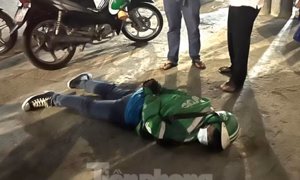 Gã xe ôm hiếp dâm khách nữ rồi cướp tài sản