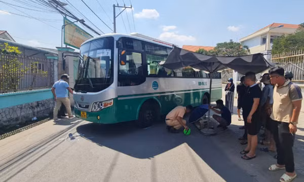 Bé gái lớp 3 bị xe đưa rước lùi tông chết