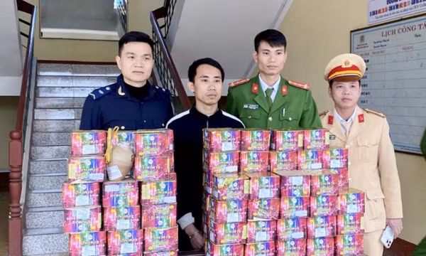 Dùng xe biển Lào vận chuyển 82 hộp pháo về Việt Nam