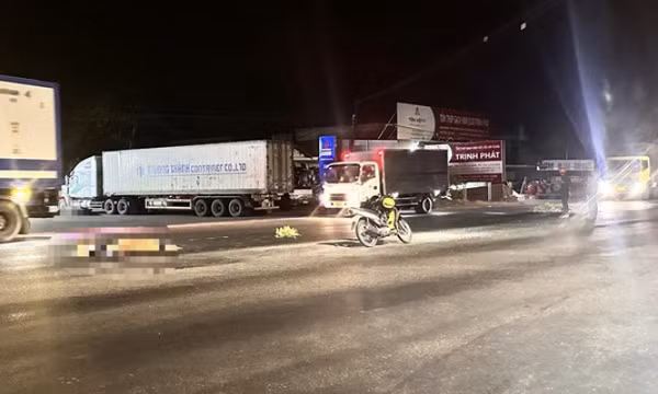 Người đàn ông nằm giữa đường quốc lộ 1, xe tải không tránh kịp