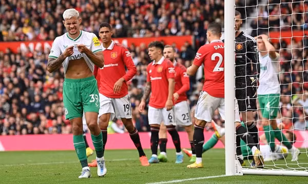 Trọng tài chung kết League Cup bị fan Newcastle cáo buộc ủng hộ MU