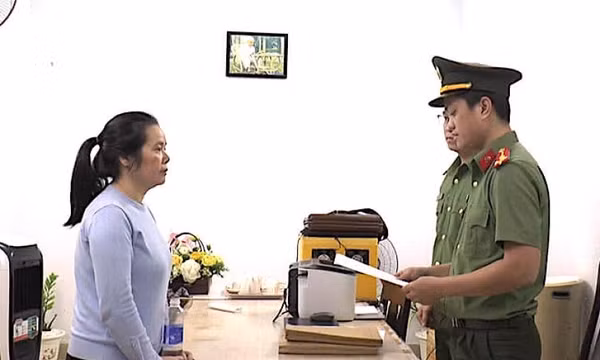 Giúp người khác trốn đi nước ngoài dưới hình thức du lịch