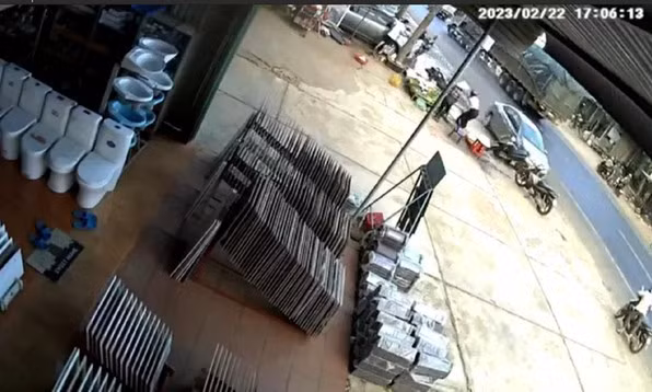 Thót tim cảnh ô tô con gây tai nạn liên hoàn khi nhiều người đứng bên đường