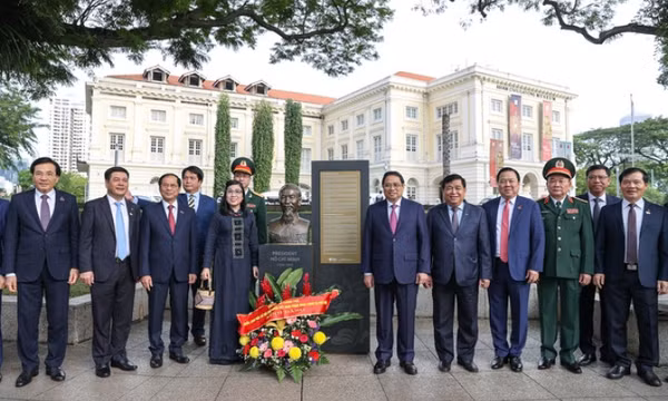 Thủ tướng dâng hoa tại tượng đài Chủ tịch Hồ Chí Minh ở Bảo tàng Văn minh châu Á
