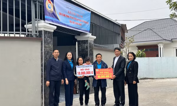 Công đoàn Công ty Than Uông Bí - TKV trao kinh phí hỗ trợ nhà ở cho công nhân 
