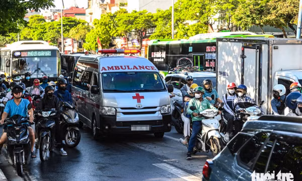 Bộ Công an nói về trường hợp 'không chấp hành đèn tín hiệu để nhường đường cho xe cấp cứu'