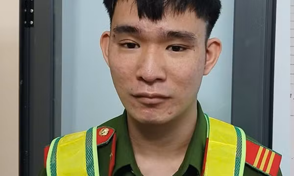 Mua trang phục công an, bảng tên, quân hàm để ra oai
