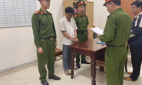Tát vào mặt cán bộ công an khi được khuyên đi viện cấp cứu, người đàn ông ở Quảng Nam bị khởi tố