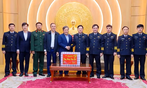 Đồng chí Bí thư Tỉnh ủy chúc mừng Bộ Tư lệnh Quân khu 3 và Quân chủng Hải quân