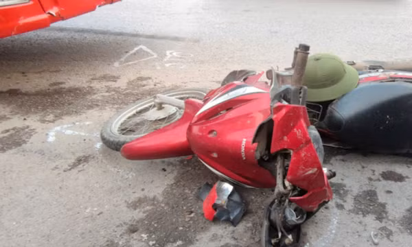 Vượt đèn đỏ tông vào ô tô, hai người đi xe máy ở Thanh Hoá bị thương