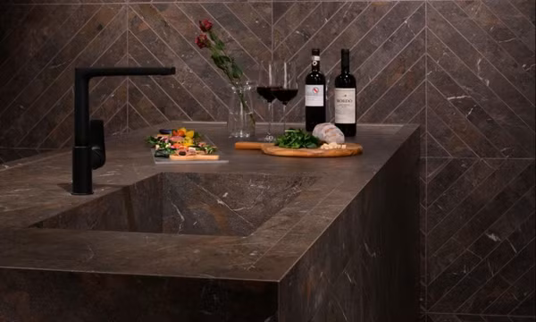 Độ bền của đá bàn bếp: Khả năng chịu lực, chống thấm, chống xước, chống nhiệt…