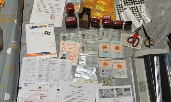 Phá đường dây làm giả thẻ nhà báo, giấy triệu tập công an