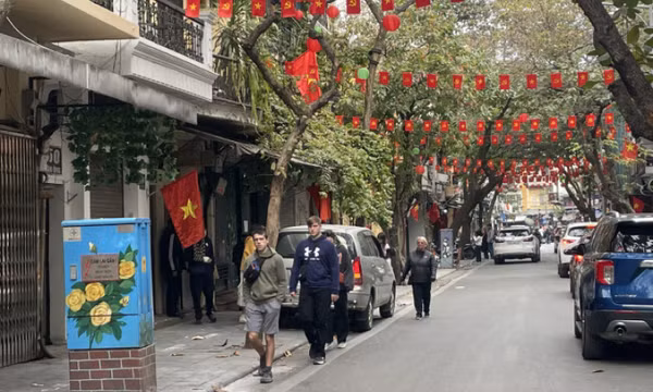 Khách Tây bối rối vì hàng quán đóng cửa nghỉ Tết