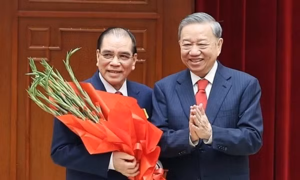 Nguyên Tổng Bí thư Nông Đức Mạnh và nguyên Thủ tướng Nguyễn Tấn Dũng nhận Huân chương Sao vàng