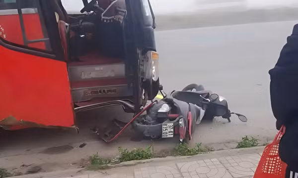 Hai mẹ con tử vong trên đường tới trường sau va chạm với ô tô khách