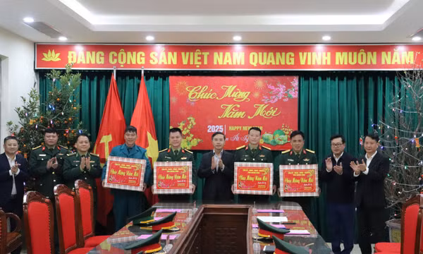 Đồng chí Chủ tịch UBND tỉnh thăm, tặng quà Tết tại Thành phố Móng Cái