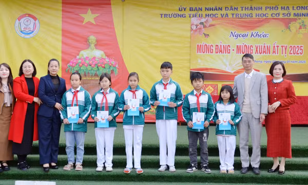 Tặng thẻ BHYT cho học sinh có hoàn cảnh khó khăn