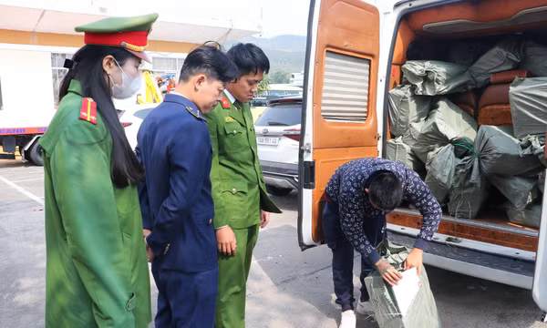 Vân Đồn: Bắt giữ xe khách chở 1.200 gói xúc xích không rõ nguồn gốc