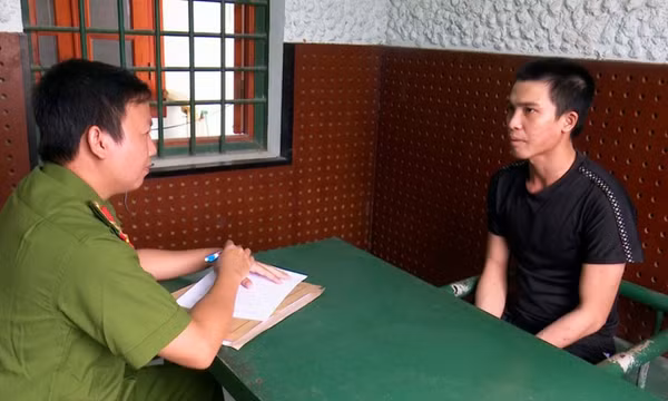 Bắt đối tượng cho quá giang xe rồi giở trò cưỡng bức