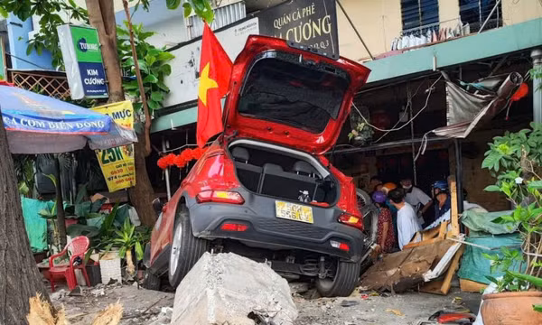 Ô tô lao vào quán cà phê, người đàn ông 60 tuổi bị kẹt đùi dưới gầm